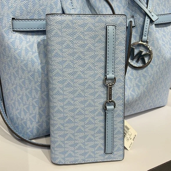 MICHAEL KORS Carson Large Signature Logo Bifold Wallet
Light Sky
NWT - Picture 5 of 16